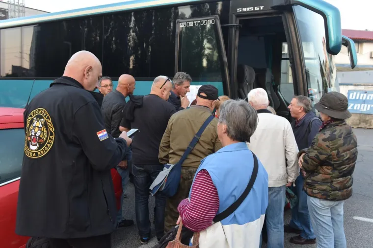 PUNI AUTOBUSI IZ ZAGREBA: Prosvjednici na poziv gradonačelnika Vukovara Penave krenuli na prosvjed