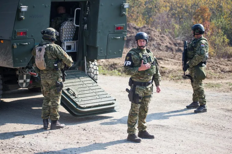 Na vojnom poligonu Gašinici prikazano je djelovanje obrane s prelaskom u napadna djelovanja kroz provedbu izvidničkih operacija, savladavanje minsko-eksplozivnih zapreka uz provedbu bojevih gađanja svim sredstvima kroz međuprostore i preko vlastitih snaga