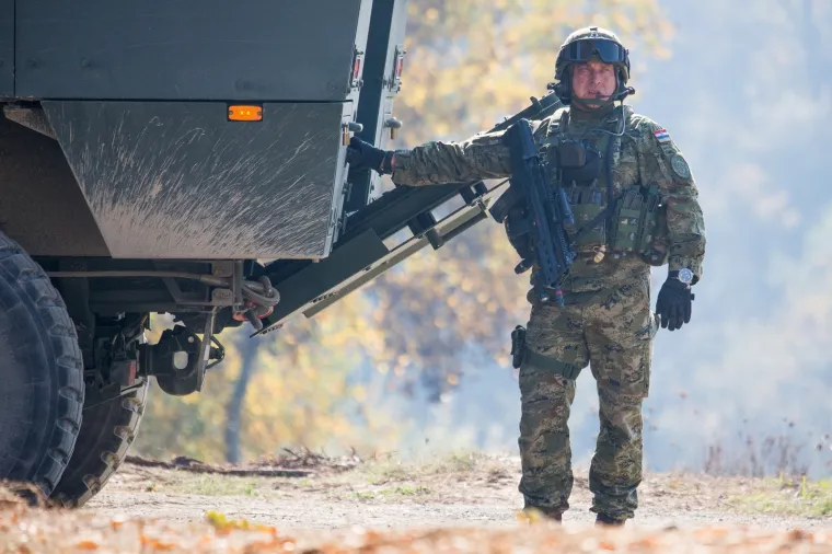 Riječ je o združenoj intergranskoj vježbi svih sastavnica Oružanih snaga RH - kopnenih, pomorskih, zračcnih snaga, specijalnih snaga te cyber snaga, a ujedno je i najsloženija vježba Hrvatske vojske do sada u neprekidnom trajanju od 72 sata