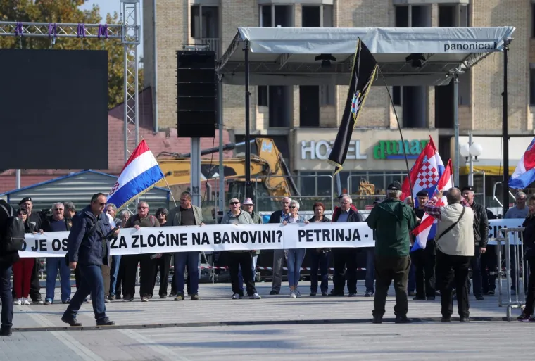 Okupljanje prosvjednika s braniteljskim zastavama na glavnom gradskom trgu