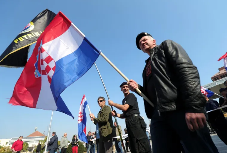 VUKOVAR: Okupljanje prosvjednika sa zastavama na glavnom gradskom trgu
