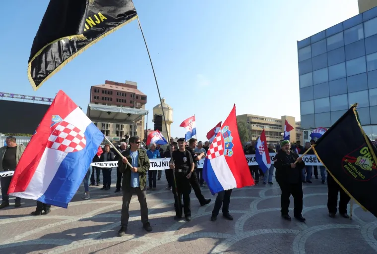 VUKOVAR: Okupljanje prosvjednika sa zastavama na glavnom gradskom trgu