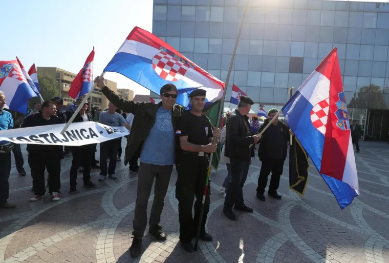 VUKOVAR: Okupljanje prosvjednika sa zastavama na glavnom gradskom trgu