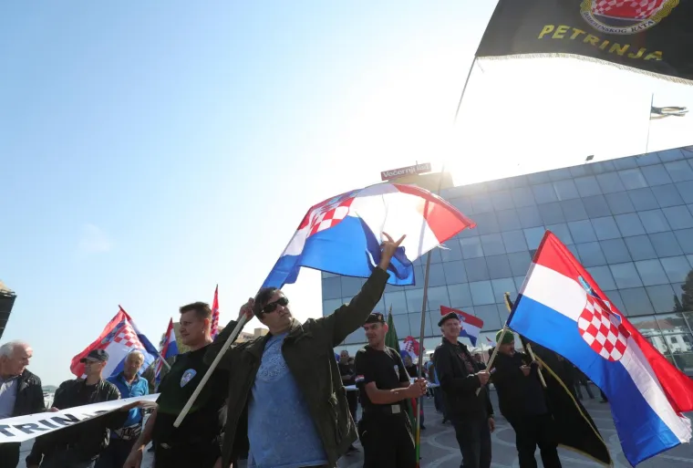 VUKOVAR: Okupljanje prosvjednika sa zastavama na glavnom gradskom trgu