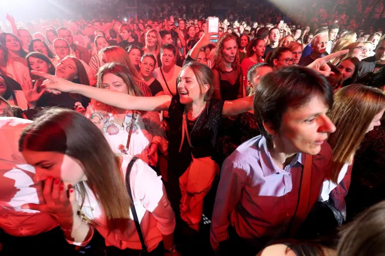 JOLINA SUPRUGA UBOJITIM MINJAKOM 'UKRALA' SHOW: Na proslavi 20 godina njegove karijere pokazala savršene noge