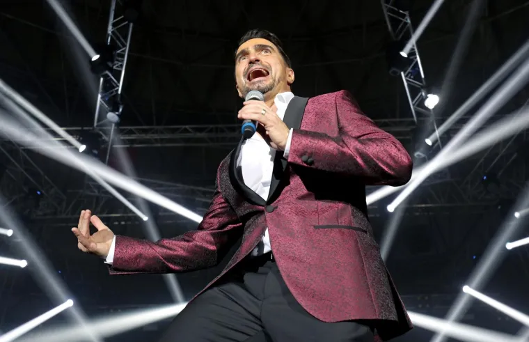 JOLINA SUPRUGA UBOJITIM MINJAKOM 'UKRALA' SHOW: Na proslavi 20 godina njegove karijere pokazala savršene noge