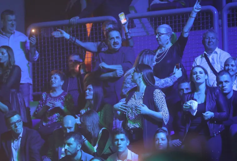 JOLINA SUPRUGA UBOJITIM MINJAKOM 'UKRALA' SHOW: Na proslavi 20 godina njegove karijere pokazala savršene noge