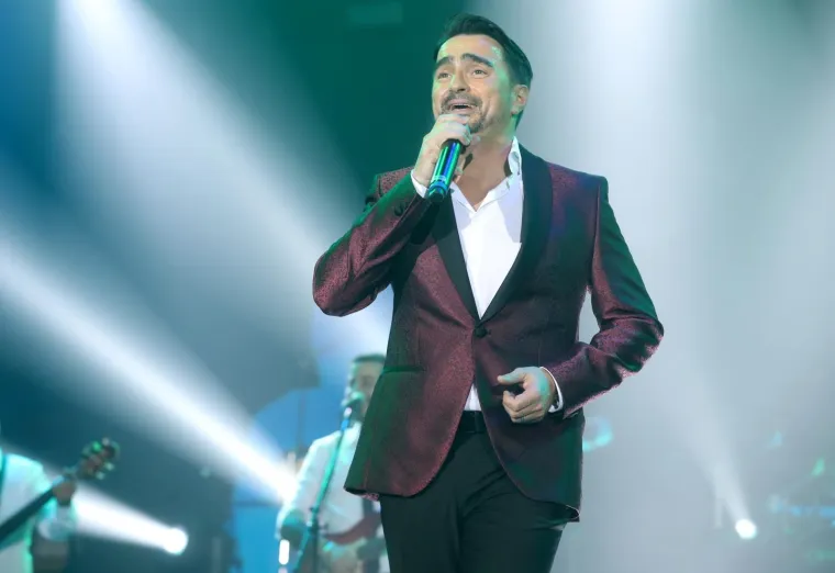 JOLINA SUPRUGA UBOJITIM MINJAKOM 'UKRALA' SHOW: Na proslavi 20 godina njegove karijere pokazala savršene noge