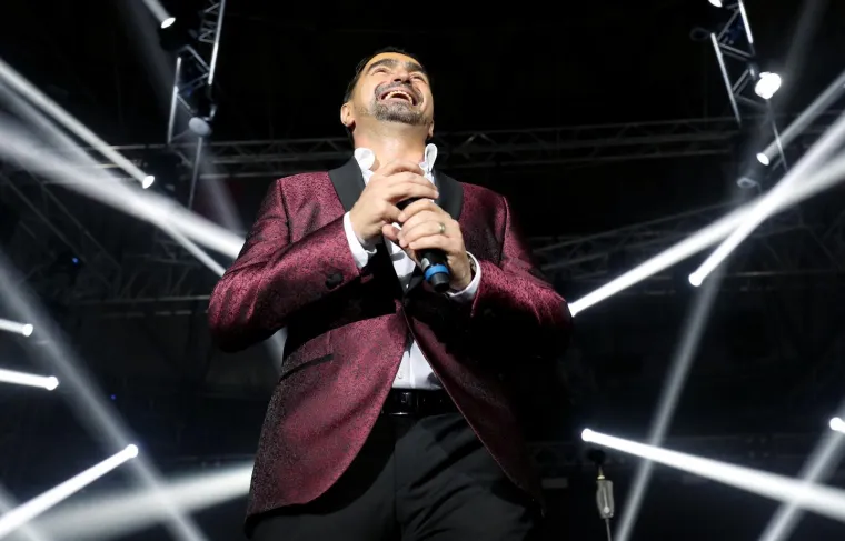 JOLINA SUPRUGA UBOJITIM MINJAKOM 'UKRALA' SHOW: Na proslavi 20 godina njegove karijere pokazala savršene noge