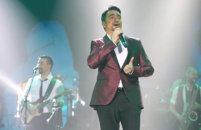 JOLINA SUPRUGA UBOJITIM MINJAKOM 'UKRALA' SHOW: Na proslavi 20 godina njegove karijere pokazala savršene noge