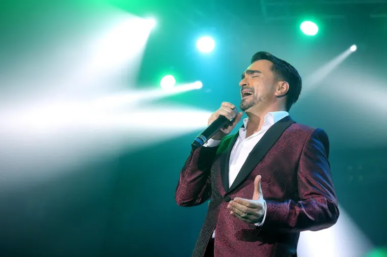 JOLINA SUPRUGA UBOJITIM MINJAKOM 'UKRALA' SHOW: Na proslavi 20 godina njegove karijere pokazala savršene noge