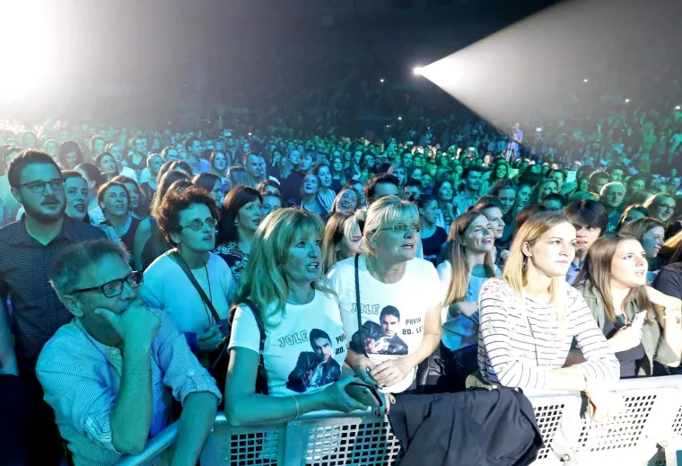 JOLINA SUPRUGA UBOJITIM MINJAKOM 'UKRALA' SHOW: Na proslavi 20 godina njegove karijere pokazala savršene noge