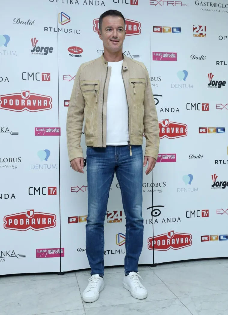 JOLINA SUPRUGA UBOJITIM MINJAKOM 'UKRALA' SHOW: Na proslavi 20 godina njegove karijere pokazala savr&scaron;ene noge