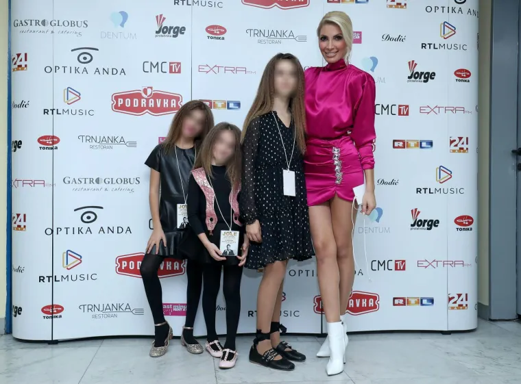 JOLINA SUPRUGA UBOJITIM MINJAKOM 'UKRALA' SHOW: Na proslavi 20 godina njegove karijere pokazala savr&scaron;ene noge
