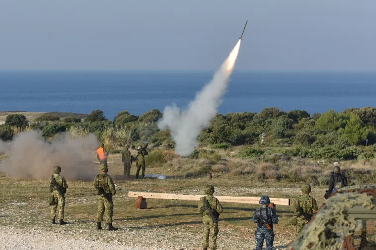 Medulin: Vježba protuzračne obrane u sklopu združene vježbe Velebit 18 13.10.2018., Medulin - Vojna vjezba Velebit 18 - Zdruzena snaga glavni je obucni dogadjaj Oruzanih snaga RH u 2018 godini. Rijec je o zdruzenoj  intergranskoj vjezbi svih sastavnica Oruzanih snaga RH - kopnenih, pomorskih, zracnih snaga, specijalnih snaga te cyber snaga, a ujedno je i najslozenija vjezba Hrvatske vojske do sada u neprekidnom trajanju od 72 sata. U poligonu "RT Kamenjak" odrzana je vjezba borbenih gadjanja prilikom koje protuzracna obrana stiti kljucnu infrastrukturu i zapovjedna mjesta. Na aktivnosti sudjeluju pripadnici Pukovnije protuzracne obrane s protuzracnim sustavima STRELA 2M i IGLA, visecjevnim lanserima raketa 107mm i 128mm, samovoznim protuzracnim topom BOV-3 20mm te drugim sredstvima za protuzracnu obranu. Nositelj vjezbe je PZO pukovnija, uz topnicke vodove borbenih oklopnih vozila iz Gardijske mehanizirane brigade i Gardijske oklopno mehanizirane brigade. Photo: Dusko Marusic/PIXSELL