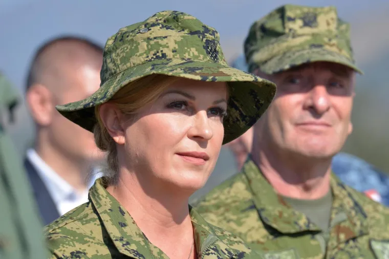 Udbina: Grabar-Kitarović i Krstićević obi&scaron;li vojnu vježbu Velebit 18 13.10.2018., Udbina - Vojna vjezba Velebit 18 - Zdruzena snaga glavni je obucni dogadjaj Oruzanih snaga RH u 2018 godini. Rijec je o zdruzenoj  intergranskoj vjezbi svih sastavnica Oruzanih snaga RH - kopnenih, pomorskih, zracnih snaga, specijalnih snaga te cyber snaga, a ujedno je i najslozenija vjezba Hrvatske vojske do sada u neprekidnom trajanju od 72 sata. U vojarni "Josip Jovic" demonstrirana je sposobnost Ekspedicijskog kampa, popuna helikoptera gorivom, radio uredjaji domace proizvodnje. Predsjednica RH Kolinda Grabar-Kitarovic Photo: Dino Stanin/PIXSELL