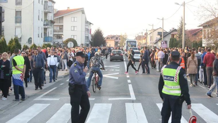 Stanovnici Turnja, prometno najopterećenije gradske četvrti u Karlovcu, prosvjedovali su na državnoj cesti D1 učestalo prelazeći preko pješačkog prijelaza na mjestu gdje je u petak poginuo 10-godišnji dječak i tako ometali promet koji je zbog toga ondje bio vrlo otežan.