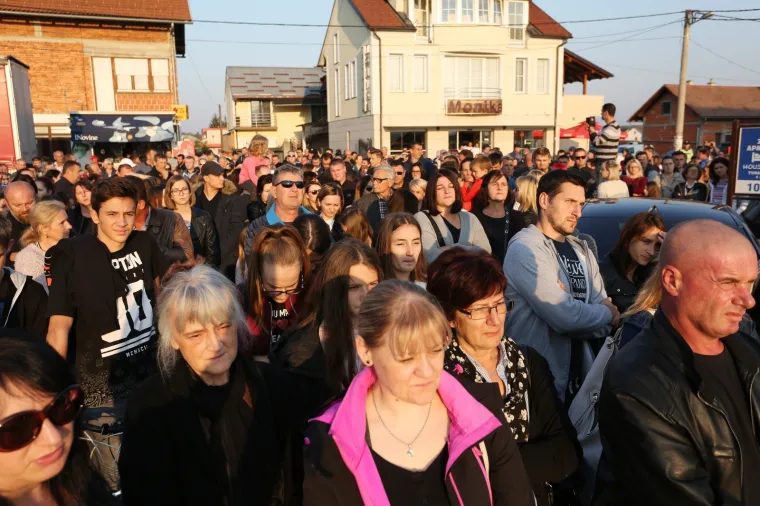 BIJESNI GRAĐANI IZAŠLI NA ULICU: Prosvjed kod Karlovca nakon stravične pogibije 10-godišnjeg dječaka
