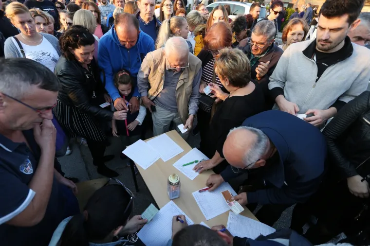 BIJESNI GRAĐANI IZAŠLI NA ULICU: Prosvjed kod Karlovca nakon stravične pogibije 10-godišnjeg dječaka