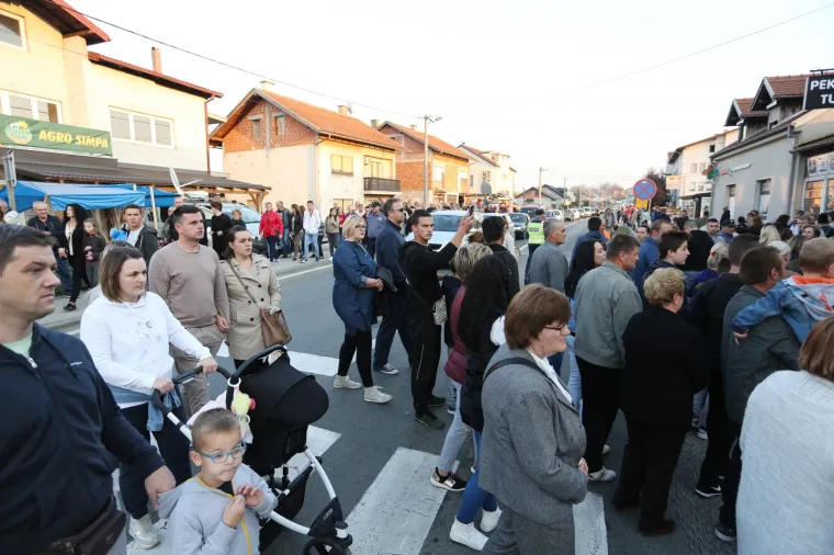 BIJESNI GRAĐANI IZAŠLI NA ULICU: Prosvjed kod Karlovca nakon stravične pogibije 10-godišnjeg dječaka