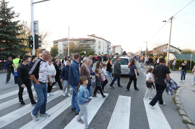 BIJESNI GRAĐANI IZAŠLI NA ULICU: Prosvjed kod Karlovca nakon stravične pogibije 10-godišnjeg dječaka