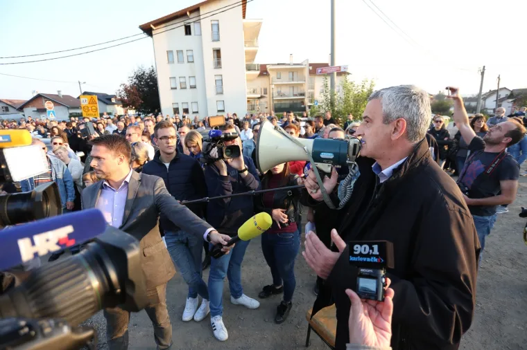 BIJESNI GRAĐANI IZAŠLI NA ULICU: Prosvjed kod Karlovca nakon stravične pogibije 10-godišnjeg dječaka