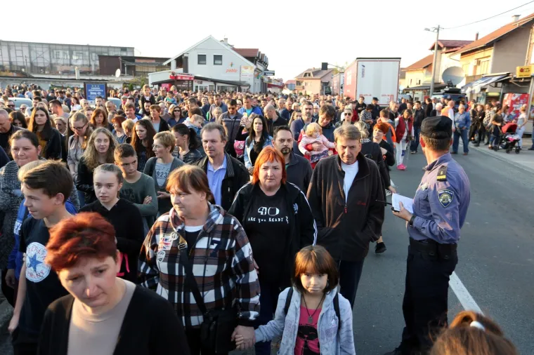 BIJESNI GRAĐANI IZAŠLI NA ULICU: Prosvjed kod Karlovca nakon stravične pogibije 10-godišnjeg dječaka