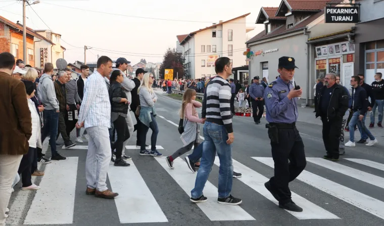 BIJESNI GRAĐANI IZAŠLI NA ULICU: Prosvjed kod Karlovca nakon stravične pogibije 10-godišnjeg dječaka