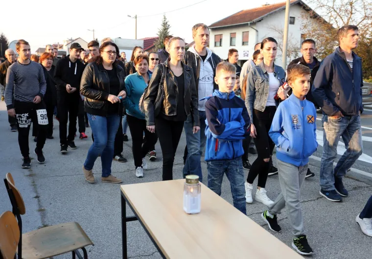 BIJESNI GRAĐANI IZAŠLI NA ULICU: Prosvjed kod Karlovca nakon stravične pogibije 10-godišnjeg dječaka