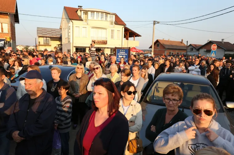 BIJESNI GRAĐANI IZAŠLI NA ULICU: Prosvjed kod Karlovca nakon stravične pogibije 10-godišnjeg dječaka