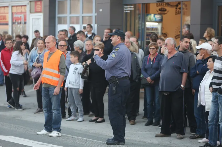 BIJESNI GRAĐANI IZAŠLI NA ULICU: Prosvjed kod Karlovca nakon stravične pogibije 10-godišnjeg dječaka