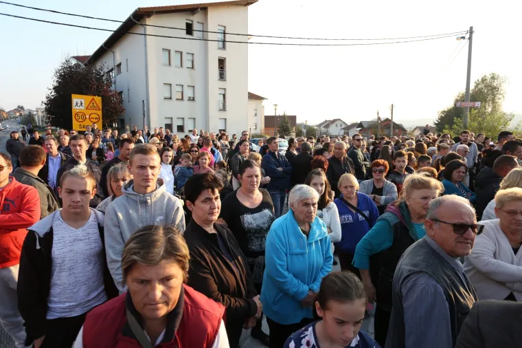 BIJESNI GRAĐANI IZAŠLI NA ULICU: Prosvjed kod Karlovca nakon stravične pogibije 10-godišnjeg dječaka