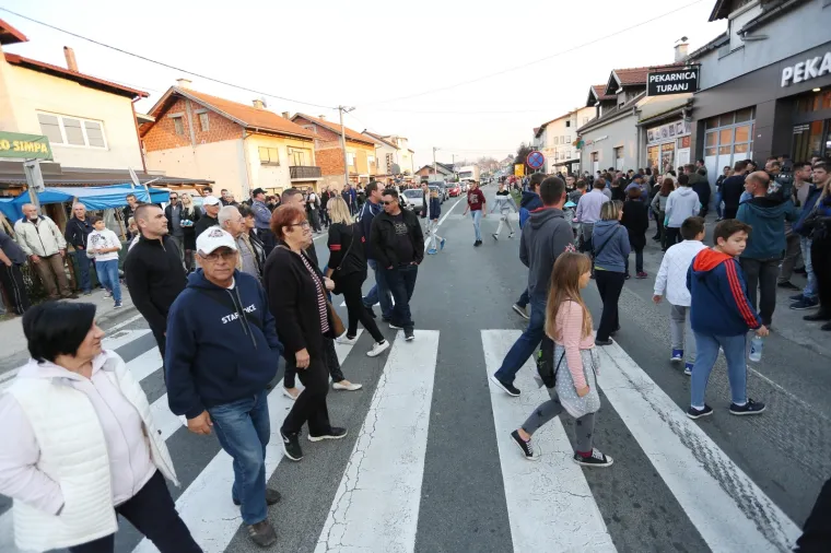 BIJESNI GRAĐANI IZAŠLI NA ULICU: Prosvjed kod Karlovca nakon stravične pogibije 10-godišnjeg dječaka