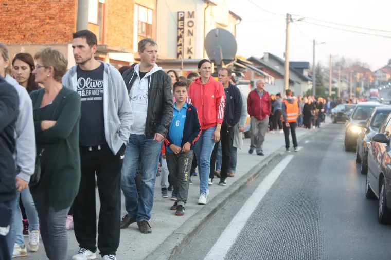 BIJESNI GRAĐANI IZAŠLI NA ULICU: Prosvjed kod Karlovca nakon stravične pogibije 10-godišnjeg dječaka