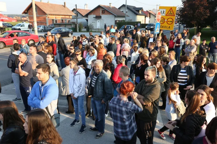 BIJESNI GRAĐANI IZAŠLI NA ULICU: Prosvjed kod Karlovca nakon stravične pogibije 10-godišnjeg dječaka