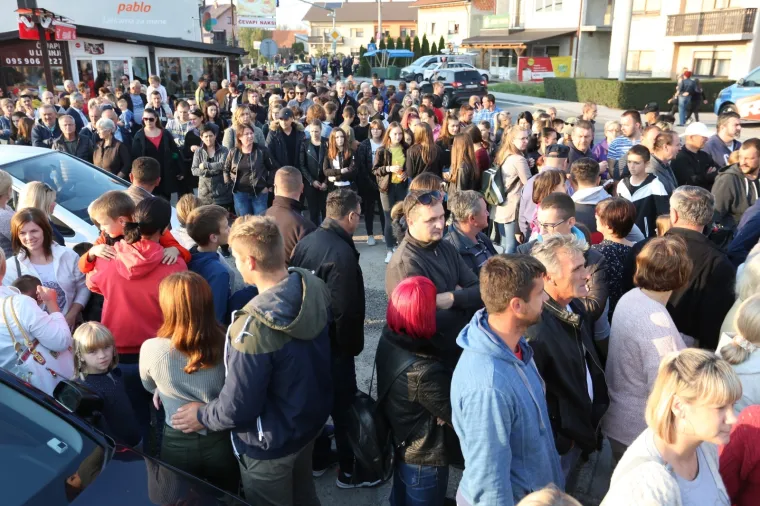 BIJESNI GRAĐANI IZAŠLI NA ULICU: Prosvjed kod Karlovca nakon stravične pogibije 10-godišnjeg dječaka