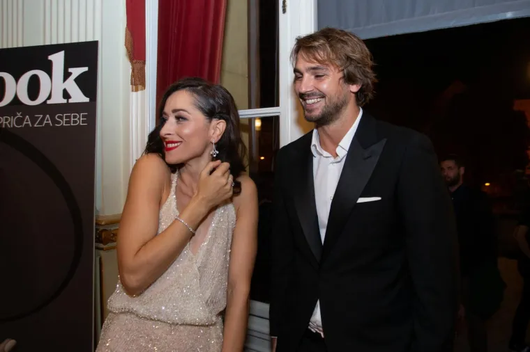 Nakon predstave, Zrinka i Niko bili su dobro raspoloženi i za fotografiranje, a Zrinka je blistala u haljini poznate dizajnerice Matije Vuice.