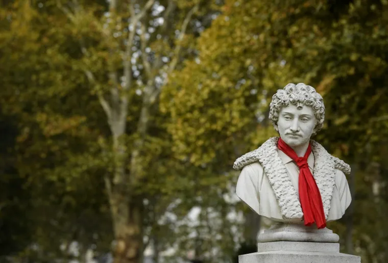 Spomenici i biste ukra&scaron;eni kravatama povodom Svjetskog dana kravate