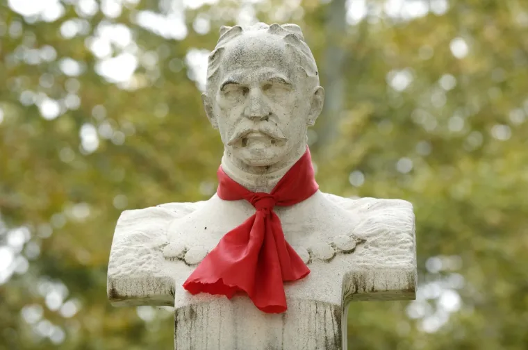 Spomenici i biste ukra&scaron;eni kravatama povodom Svjetskog dana kravate