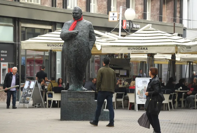 Spomenici i biste ukra&scaron;eni kravatama povodom Svjetskog dana kravate