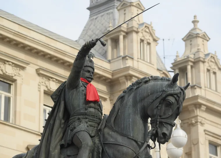 Spomenici i biste ukra&scaron;eni kravatama povodom Svjetskog dana kravate