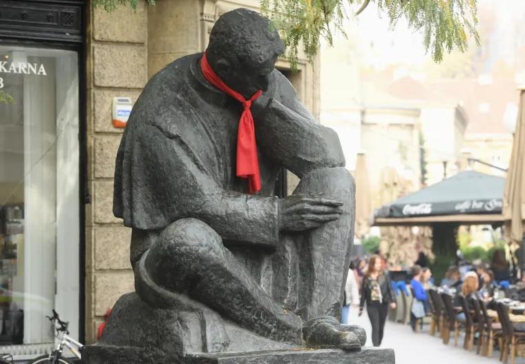 Spomenici i biste ukra&scaron;eni kravatama povodom Svjetskog dana kravate