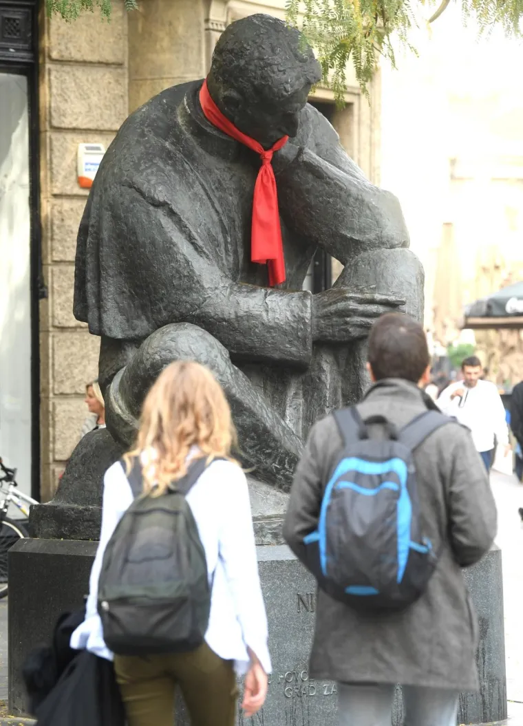 Spomenici i biste ukra&scaron;eni kravatama povodom Svjetskog dana kravate