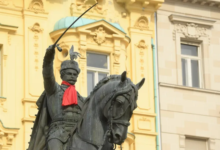 Spomenici i biste ukra&scaron;eni kravatama povodom Svjetskog dana kravate