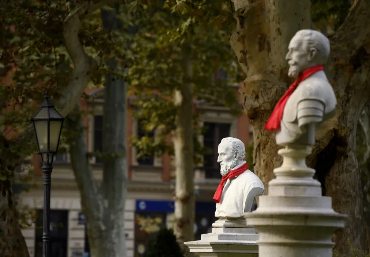 Spomenici i biste ukra&scaron;eni kravatama povodom Svjetskog dana kravate