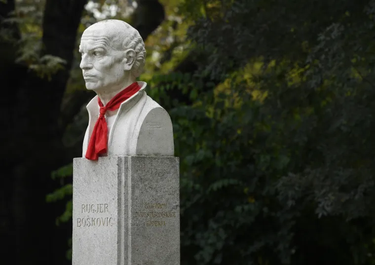 Spomenici i biste ukra&scaron;eni kravatama povodom Svjetskog dana kravate