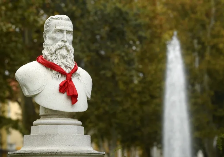 Spomenici i biste ukra&scaron;eni kravatama povodom Svjetskog dana kravate