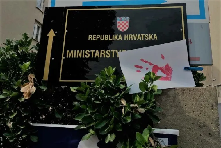 Diljem grada osvanuli crveni otisci dlana: Znate li zbog čega?