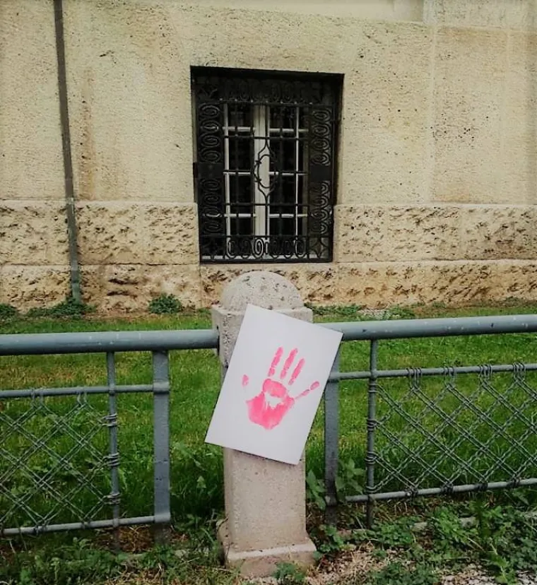Diljem grada osvanuli crveni otisci dlana: Znate li zbog čega?