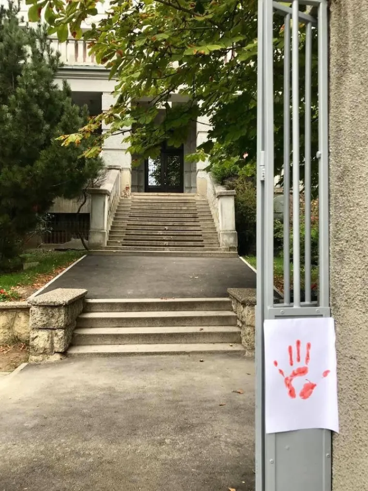 Diljem grada osvanuli crveni otisci dlana: Znate li zbog čega?